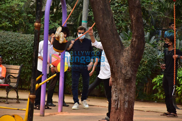 photos jeetendra spotted playing with his grandson in juhu 3