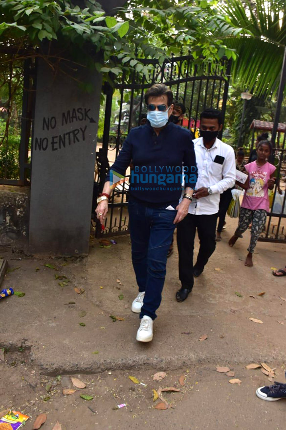 photos jeetendra spotted playing with his grandson in juhu 4