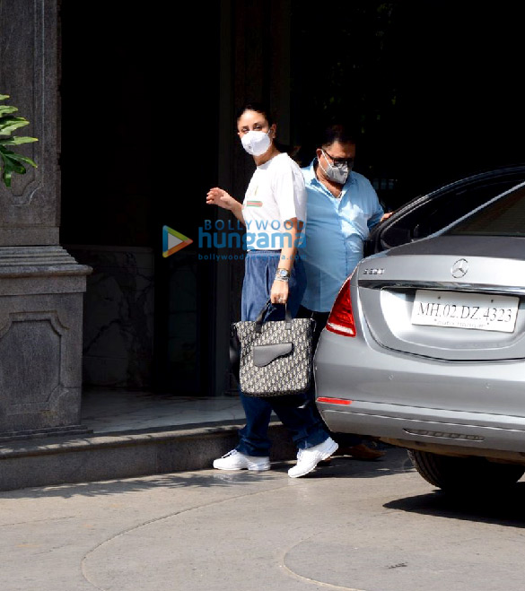 photos kareena kapoor khan and karisma kapoor spotted at father randhir kapoors residence in bandra 1