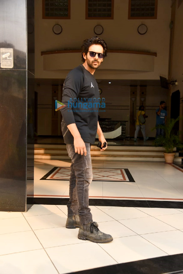 photos kartik aaryan snapped at anees bazmees office in andheri 5 2