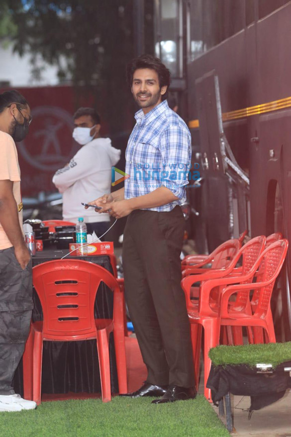 Photos: Kartik Aaryan snapped at Filmcity