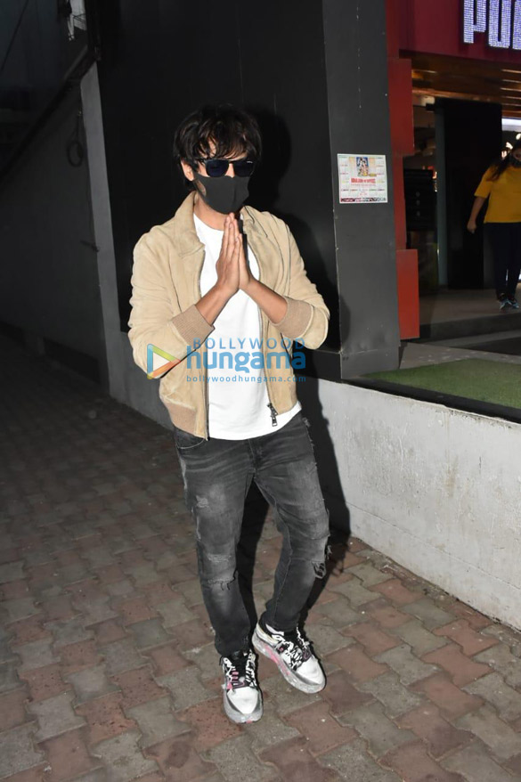 photos kartik aaryan snapped at ramesh tauranis office in khar 2