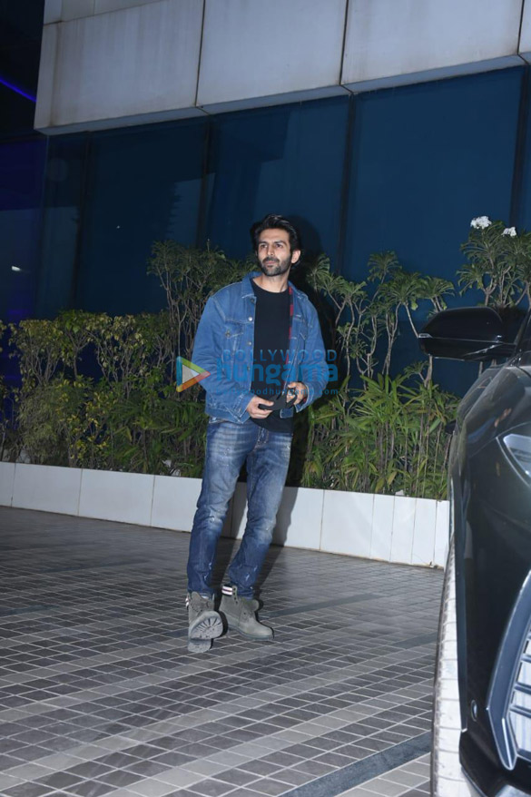 photos kartik aaryan snapped in andheri 1 12