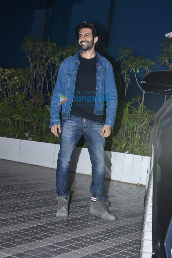 photos kartik aaryan snapped in andheri 3 12