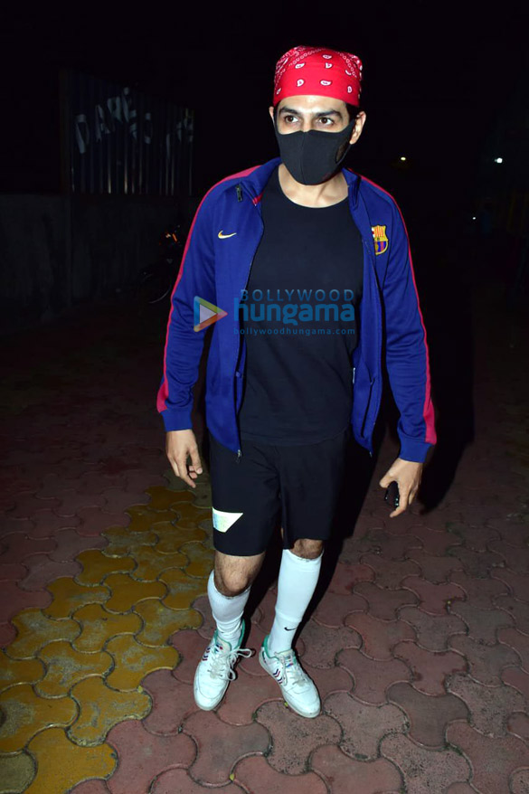 Photos: Kartik Aaryan snapped in Juhu