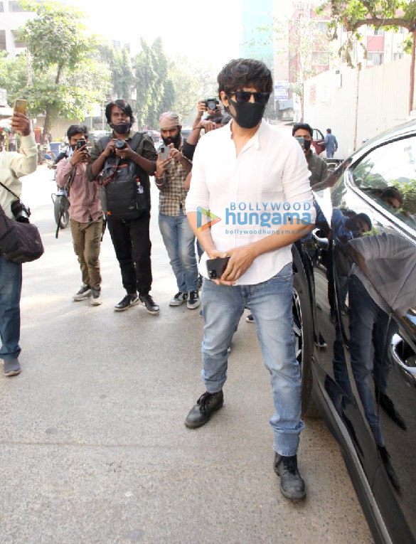 photos kartik aaryan spotted in bandra 3