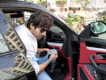 Photos: Kartik Aaryan spotted in Bandra