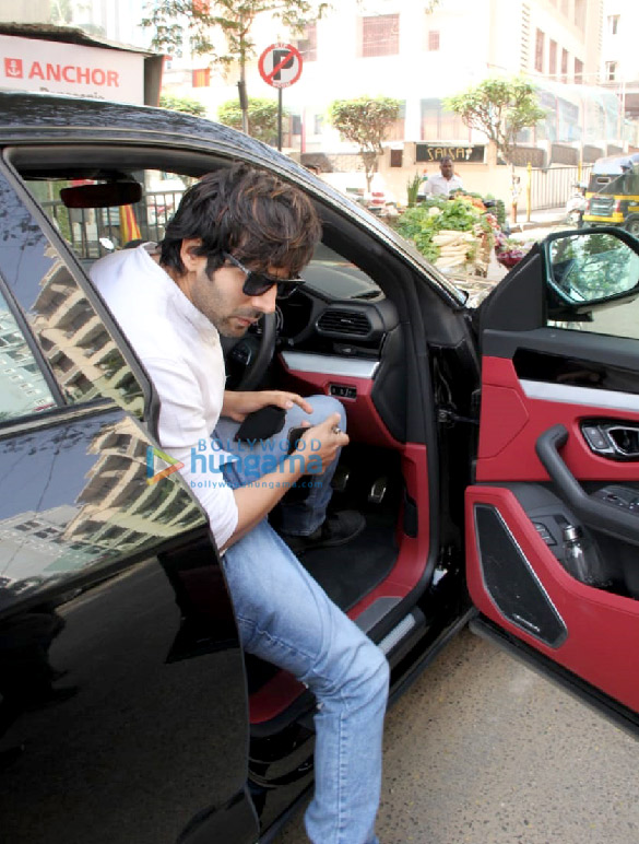 photos kartik aaryan spotted in bandra 4