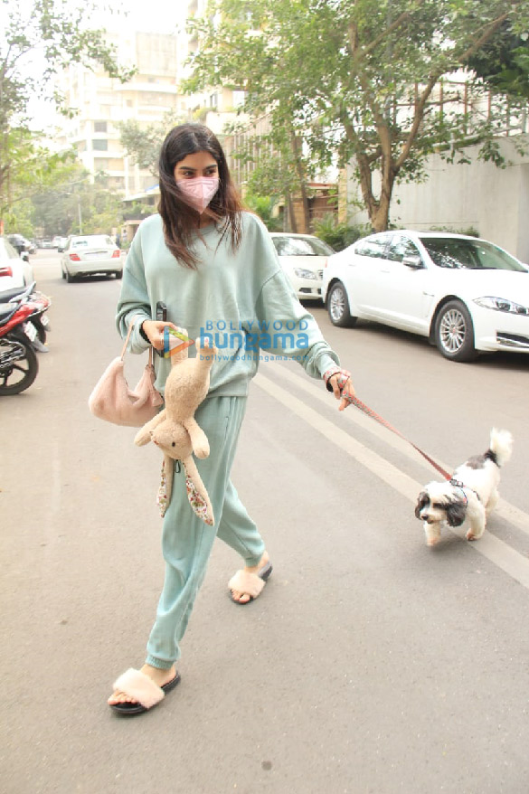 photos khushi kapoor snapped with her pet in juhu 1