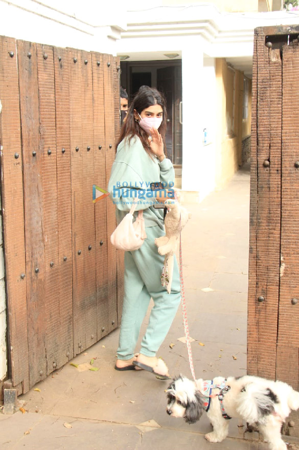 photos khushi kapoor snapped with her pet in juhu 4