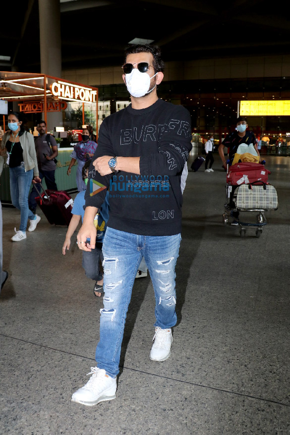photos mandira bedi arjun bijlani and bunty walia spotted at the airport 4