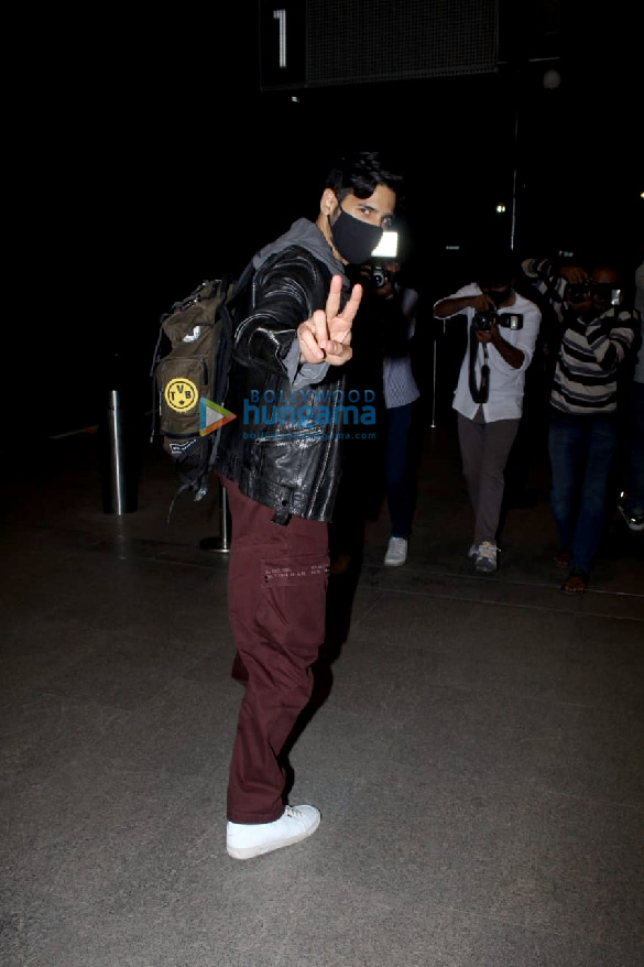 photos mouni roy suraj nambiar and sidharth malhotra snapped at the airport 4