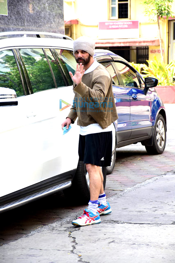 photos neha sharma aisha sharma karishma tanna and sohail khan spotted at a gym in bandra 4