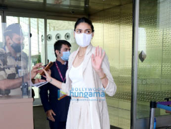 Photos: Pooja Hegde, Sunny Deol and others snapped at the airport