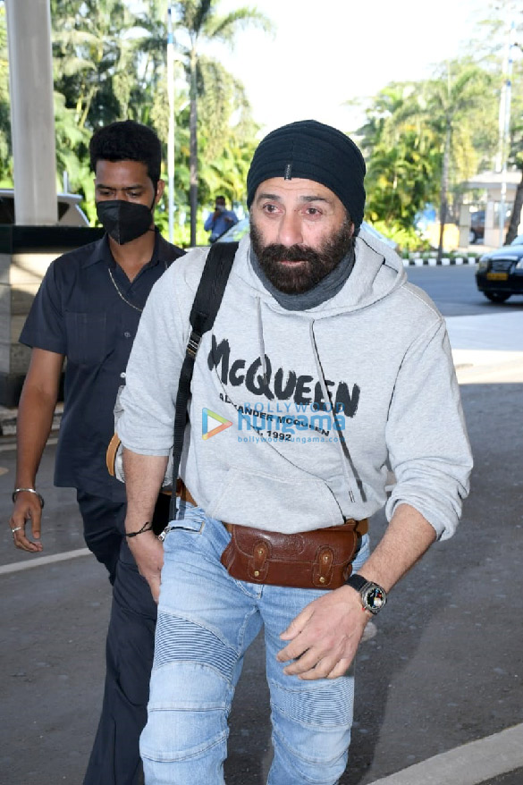 photos pooja hegde and sunny deol spotted at mumbai airport 2