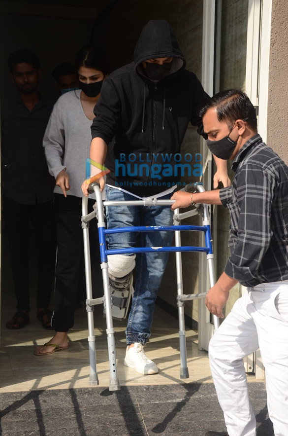 Photos: Rhea Chakraborty and brother Showik Chakraborty snapped at a clinic in Andheri Photos: Rhea Chakraborty and brother Showik Chakraborty snapped at a clinic in Andheri