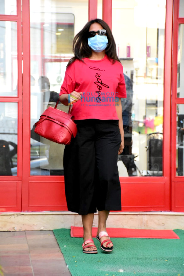 photos richa chadda snapped at a salon in bandra 4