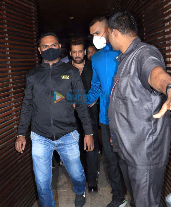 photos salman khan snapped at estella in juhu 3