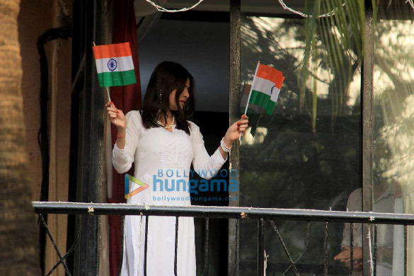 photos sherlyn chopra snapped in juhu 2