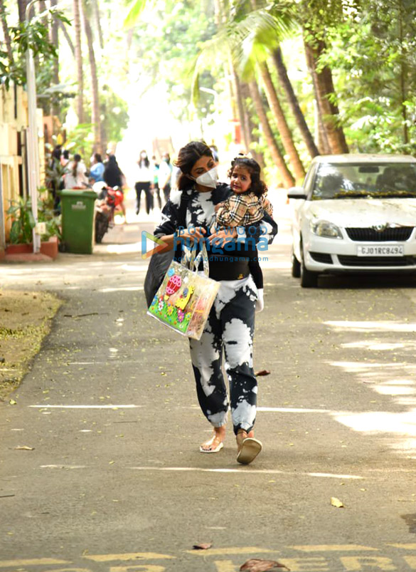 photos shilpa shetty snapped with daughter samisha at a juhu school 4