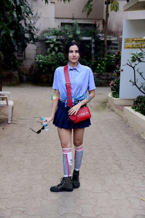 Photos: Sonnalli Seygall snapped in Khar Photos: Sonnalli Seygall snapped in Khar