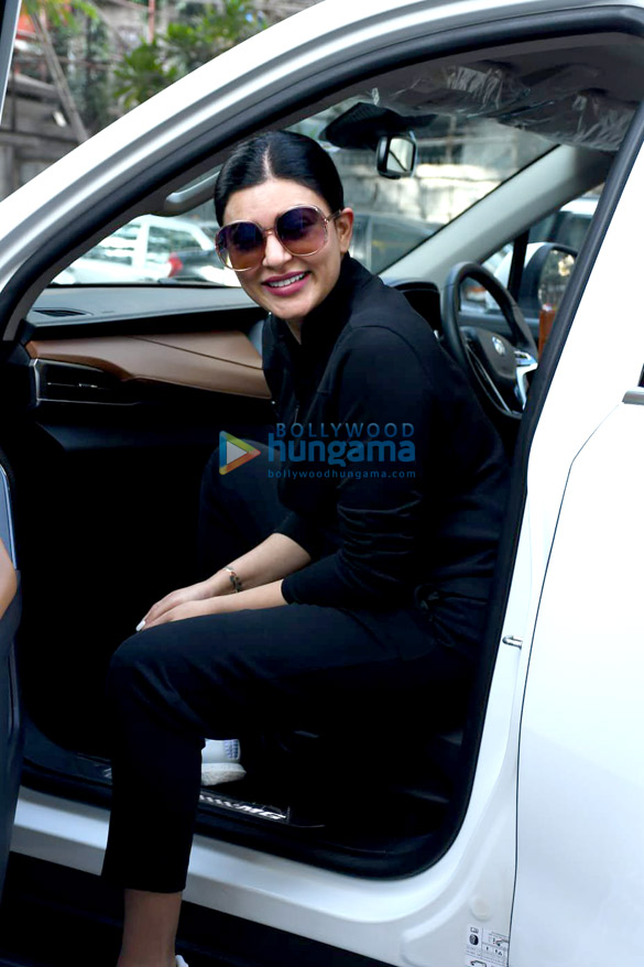 photos sushmita sen spotted in bandra 5