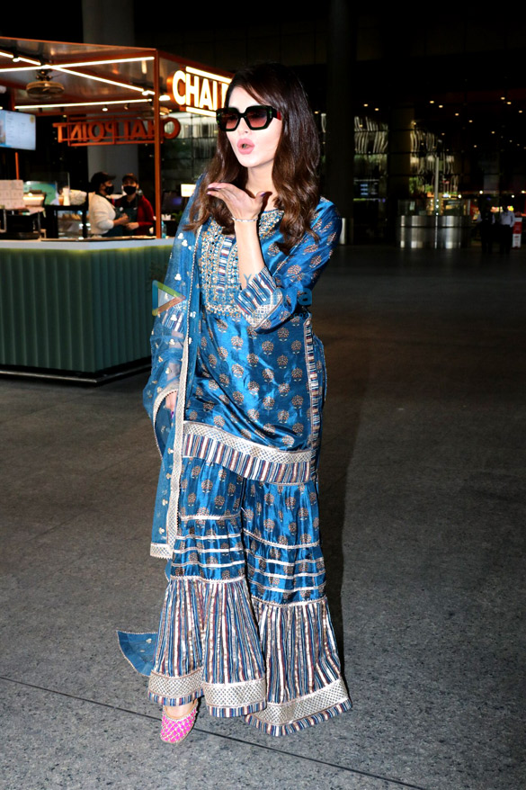 photos urvashi rautela and laxmi rai snapped at the airport 5