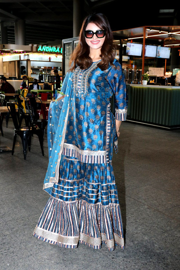 photos urvashi rautela and laxmi rai snapped at the airport 6