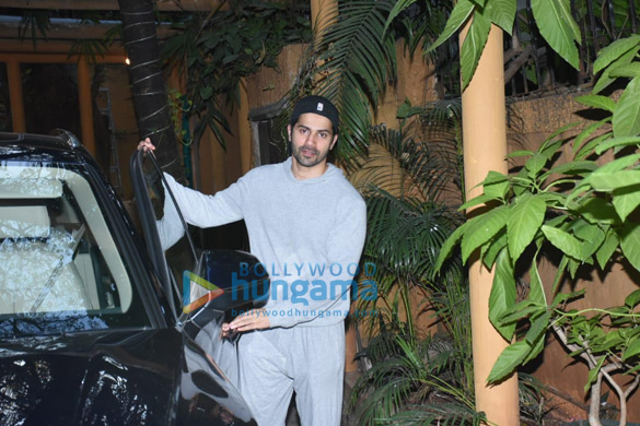 photos varun dhawan snapped at a dance class in juhu 1
