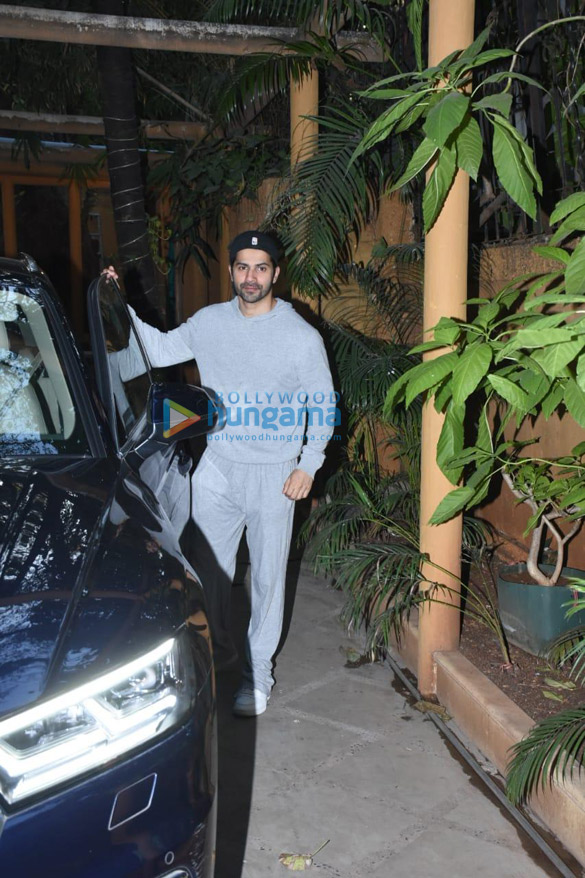 photos varun dhawan snapped at a dance class in juhu 2