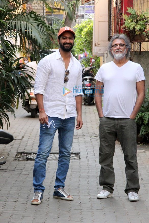 Photos: Vicky Kaushal spotted at Rakeysh Omprakash Mehra’s office in Bandra Photos: Vicky Kaushal spotted at Rakeysh Omprakash Mehra’s office in Bandra