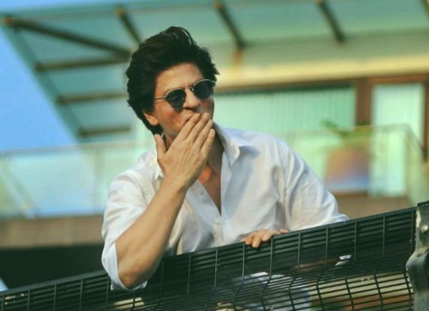 Shah Rukh Khan thanks Egyptian fan for helping Indian professor; sends autographed picture with a handwritten note Shah Rukh Khan thanks Egyptian fan for helping Indian professor; sends autographed picture with a handwritten note