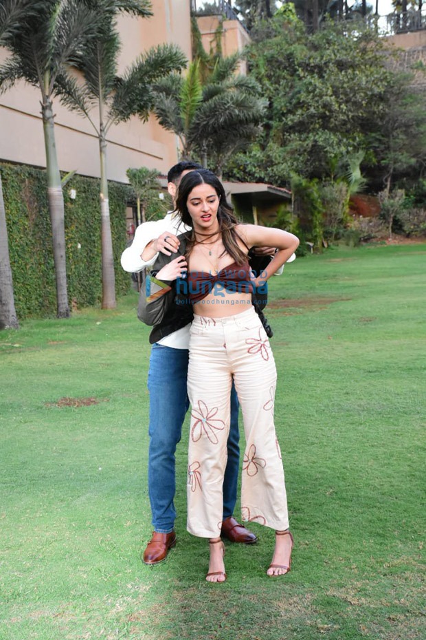 Siddhant Chaturvedi offers his jacket to Ananya Panday amid chilly weather during Gehraiyaan promotions