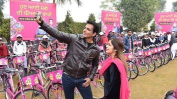 Sonu Sood distributes 1000 bicycles to school students and social workers in his hometown Moga