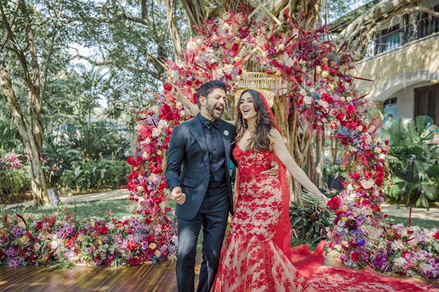 Farhan Akhtar and Shibani Dandekar share a kiss and first dance in dreamy wedding photos; Hrithik Roshan, Farah Khan burn the dance floor