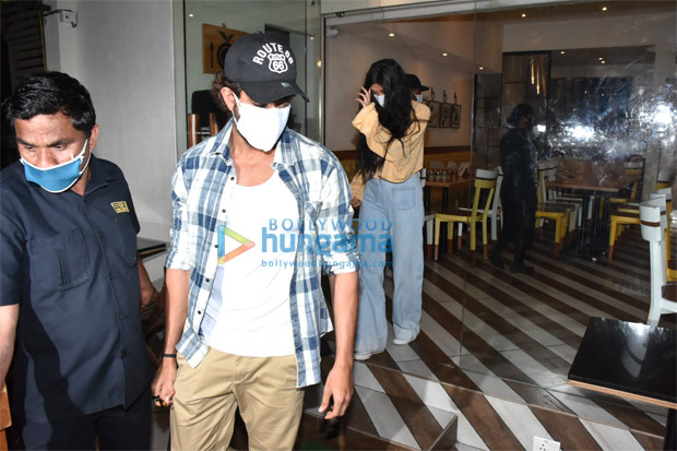 Hrithik Roshan and his rumoured girlfriend Saba Azad go on dinner date post Rocket Boys launch; actress hides face from paparazzi Hrithik Roshan and his rumoured girlfriend Saba Azad go on dinner date post Rocket Boys launch; actress hides face from paparazzi