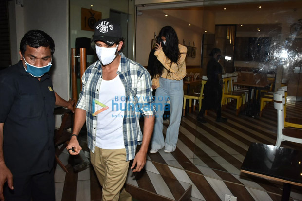 Hrithik Roshan and his rumoured girlfriend Saba Azad go on dinner date post Rocket Boys launch; actress hides face from paparazzi Hrithik Roshan and his rumoured girlfriend Saba Azad go on dinner date post Rocket Boys launch; actress hides face from paparazzi
