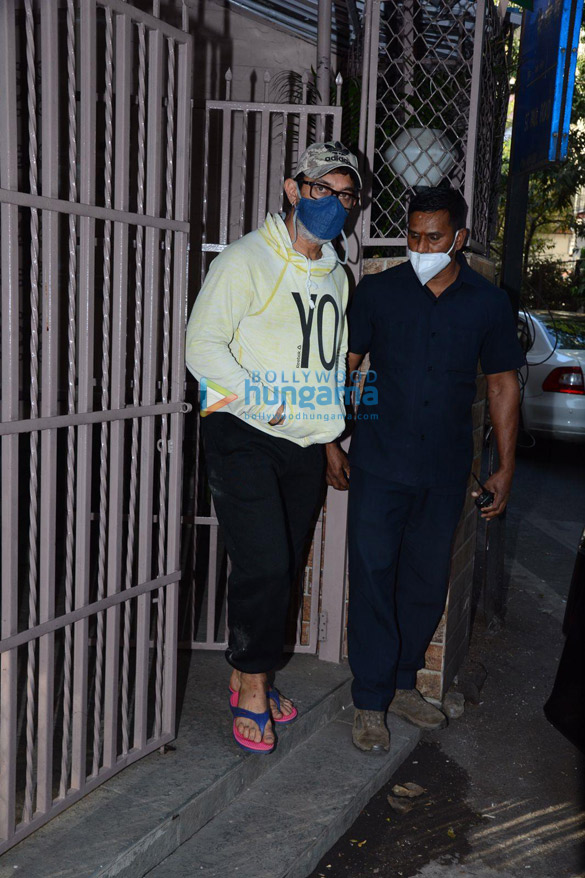 photos aamir khan snapped at a dubbing studio in bandra 1 3