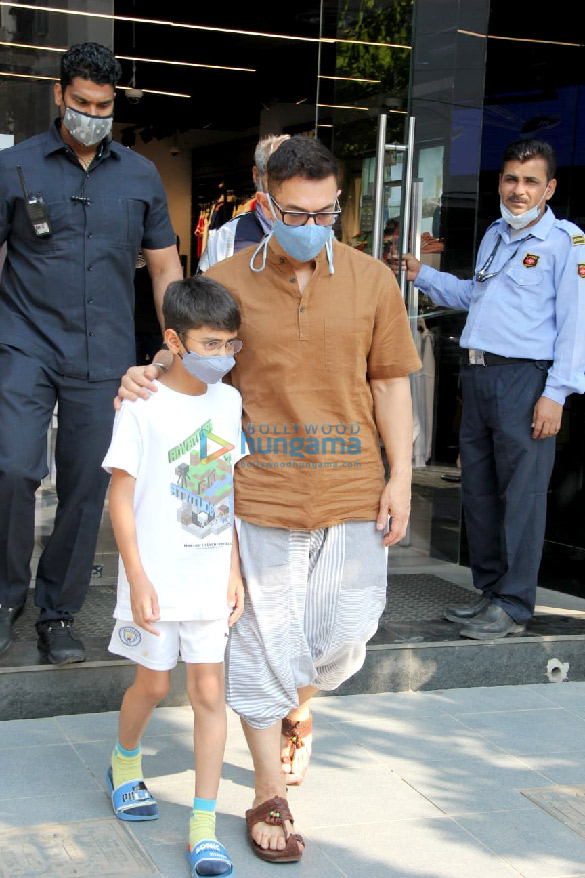 photos aamir khan snapped with his son outside a store in bandra 3