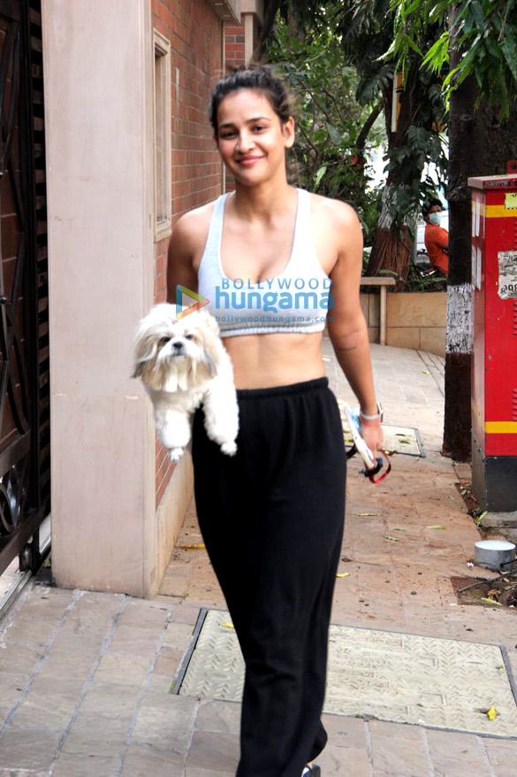 photos aisha sharma spotted in bandra 3 11