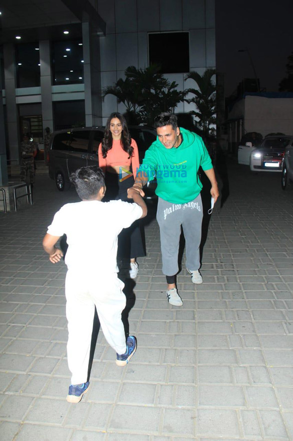 photos akshay kumar and rakul preet singh arrive in mumbai after wrapping up the shoot of ratsasan remake in dehradun 5