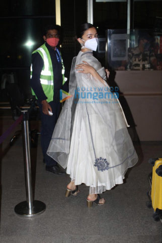 Photos: Alia Bhatt, Rashmika Mandanna, Rakul Preet Singh, Jackky Bhagnani and others snapped at the Mumbai airport