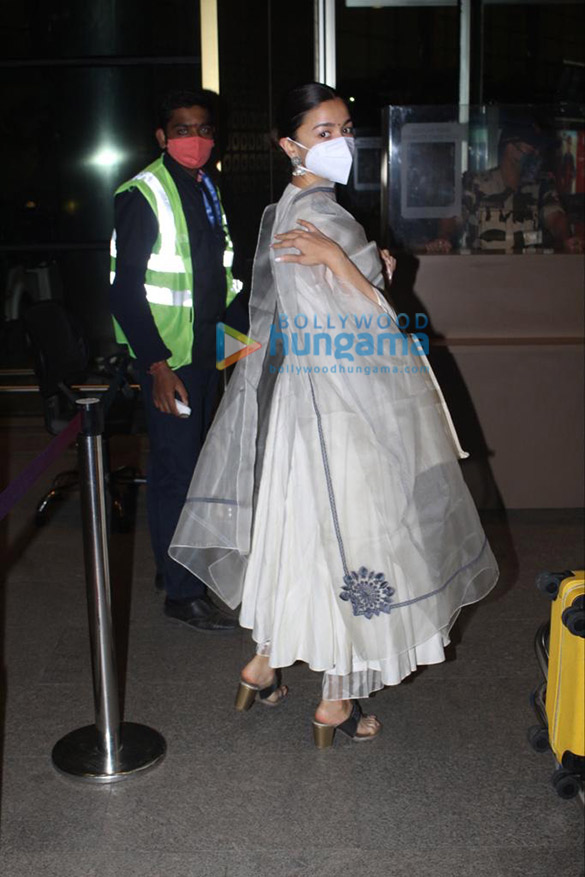 Photos: Alia Bhatt, Rashmika Mandanna, Rakul Preet Singh, Jackky Bhagnani and others snapped at the Mumbai airport Photos: Alia Bhatt, Rashmika Mandanna, Rakul Preet Singh, Jackky Bhagnani and others snapped at the Mumbai airport