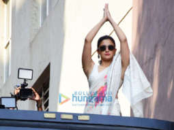 Photos: Alia Bhatt takes a bus ride to celebrate the release of the much awaited film Gangubai Kathiawadi
