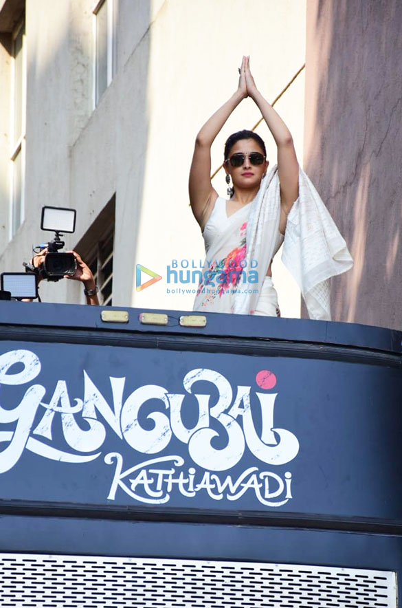 Photos: Alia Bhatt takes a bus ride to celebrate the release of the much awaited film Gangubai Kathiawadi Photos: Alia Bhatt takes a bus ride to celebrate the release of the much awaited film Gangubai Kathiawadi