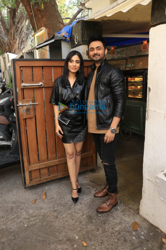 Photos: Amrita Rao and her husband RJ Anmol snapped in Bandra Photos: Amrita Rao and her husband RJ Anmol snapped in Bandra