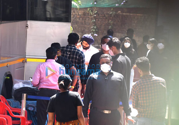 photos anushka sharma and husband virat kolhi spotted shooting at mehboob studio in bandra 3