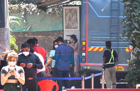 photos anushka sharma and husband virat kolhi spotted shooting at mehboob studio in bandra 4