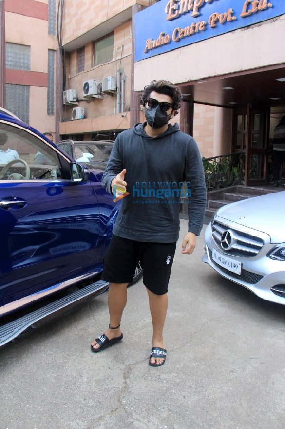 photos arjun kapoor gets snapped in his casual avatar outside a dubbing studio in andheri 1