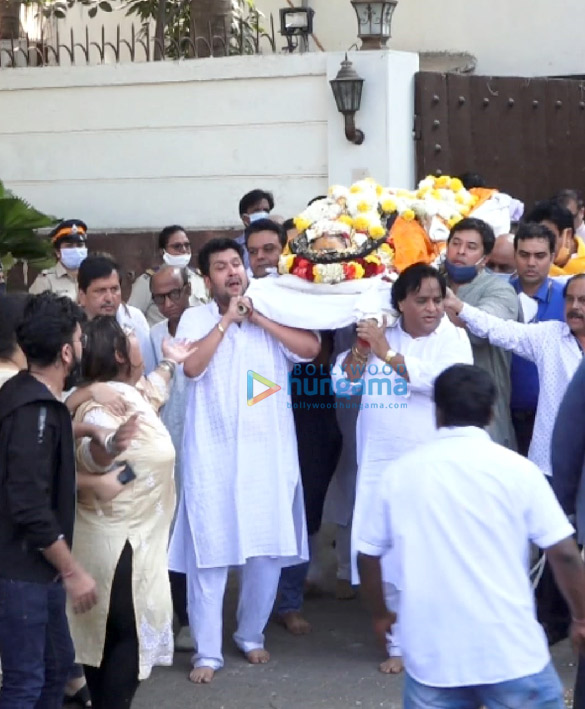 Photos: Bappa Lahiri conducts last rites of his father Bappi Lahiri in Mumbai; More celebs attend the funeral Photos: Bappa Lahiri conducts last rites of his father Bappi Lahiri in Mumbai; More celebs attend the funeral